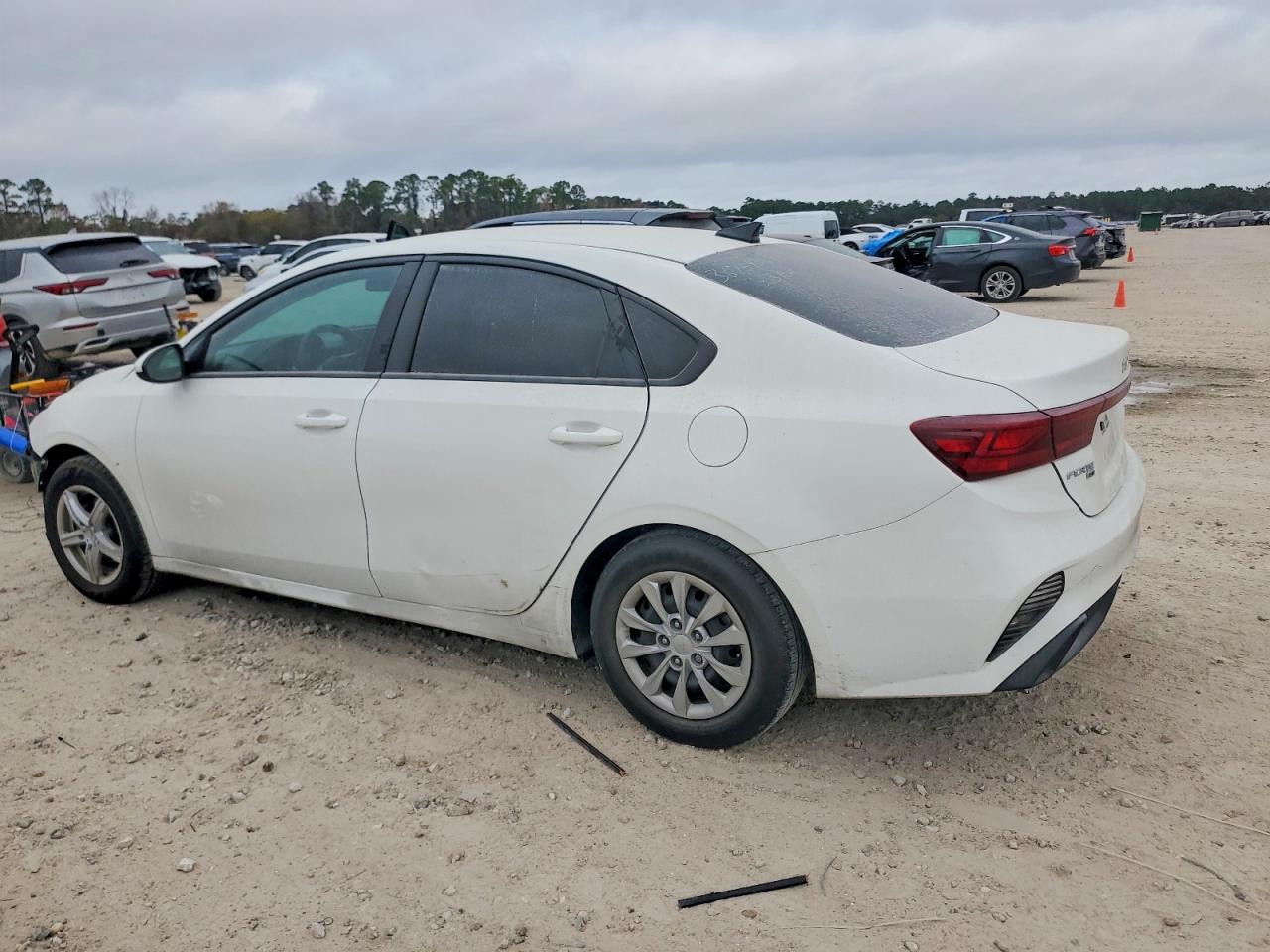 2023 KIA FORTE LX photo 3