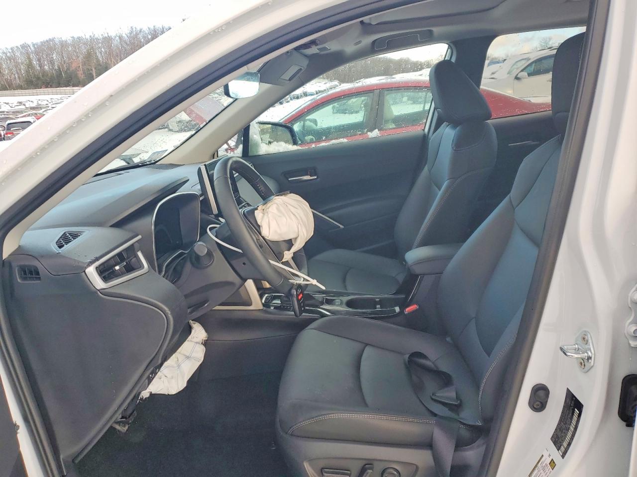 2025 TOYOTA COROLLA CROSS XLE photo 13
