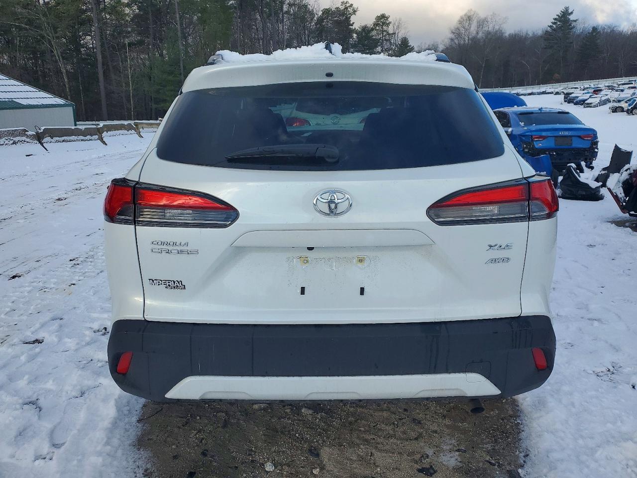 2025 TOYOTA COROLLA CROSS XLE photo 11