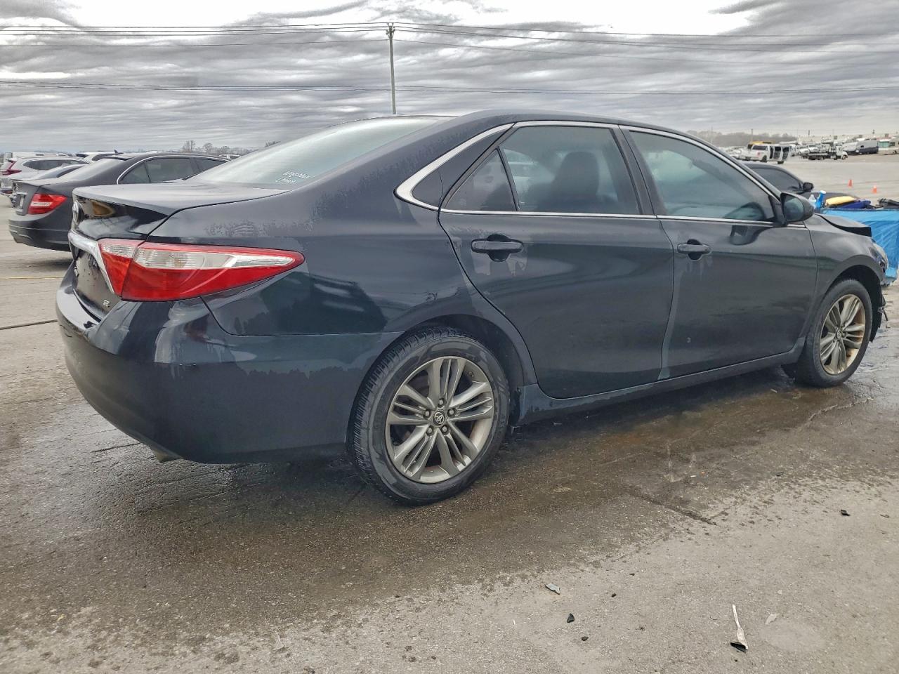 2017 TOYOTA CAMRY LE photo 3