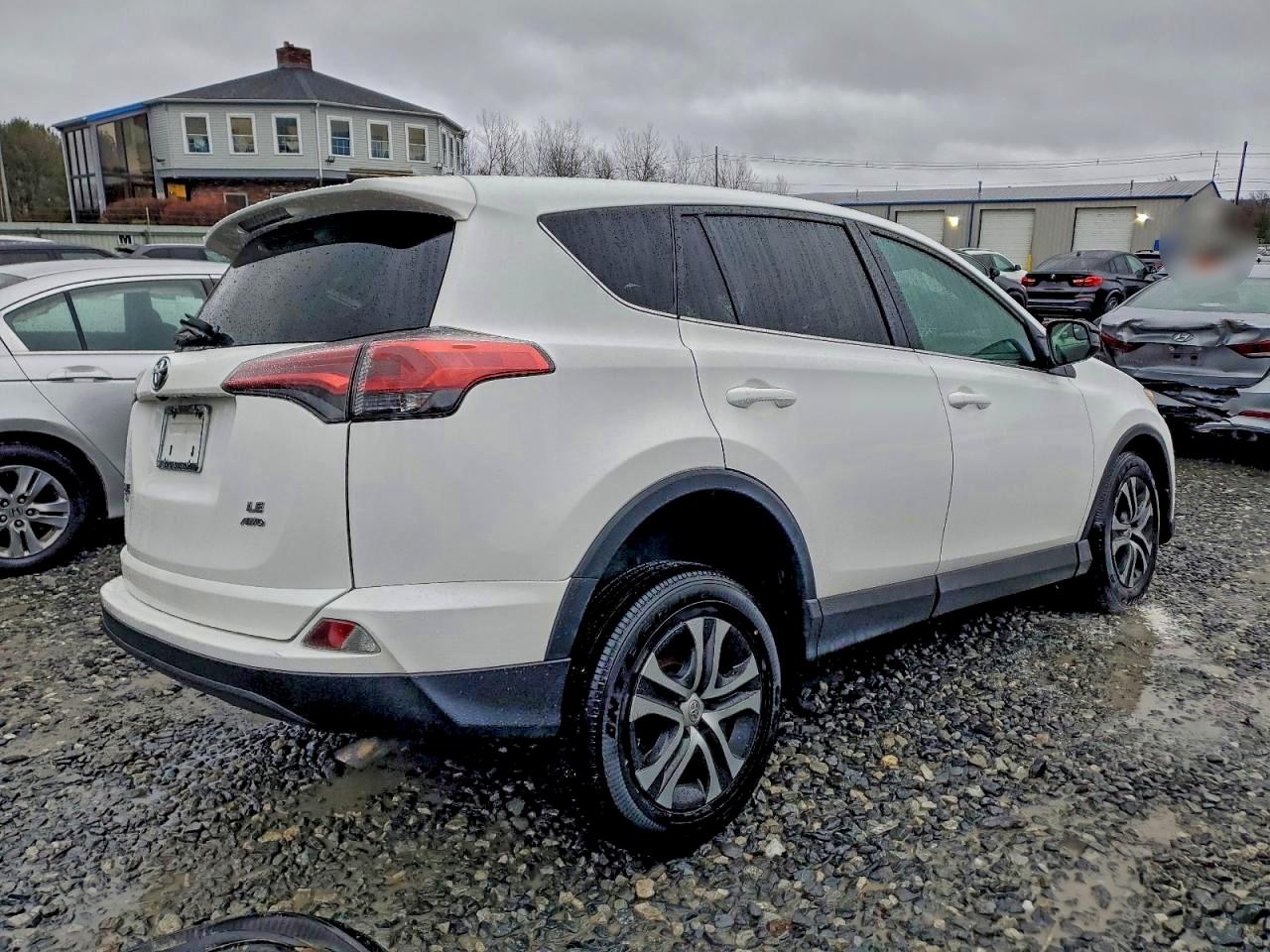 2018 TOYOTA RAV4 LE photo 3