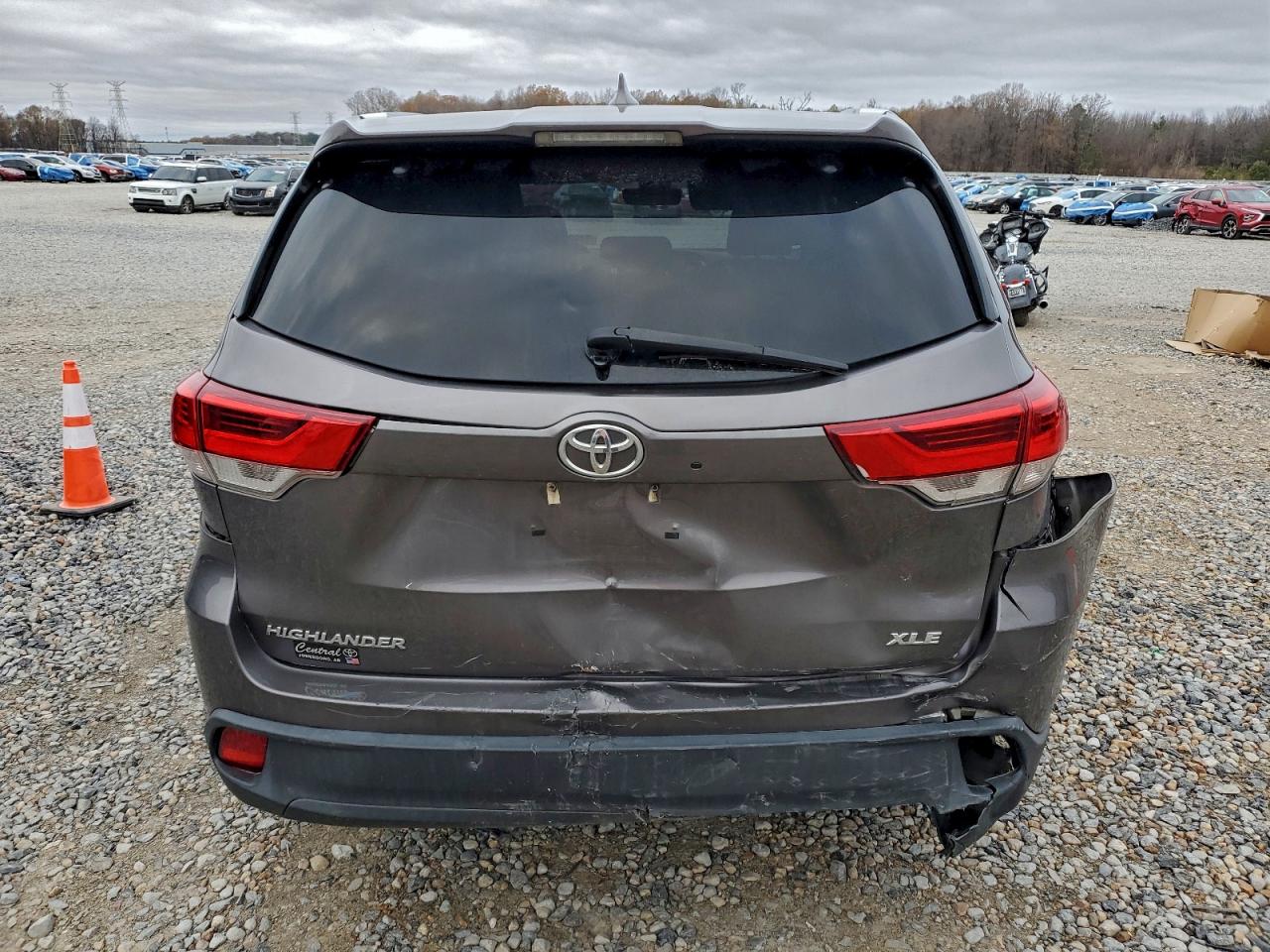 2018 TOYOTA HIGHLANDER SE photo 16