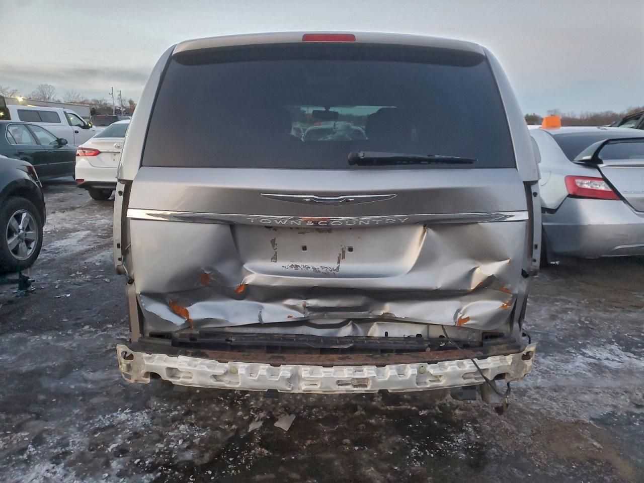 2013 CHRYSLER TOWN & COUNTRY TOURING L photo 6