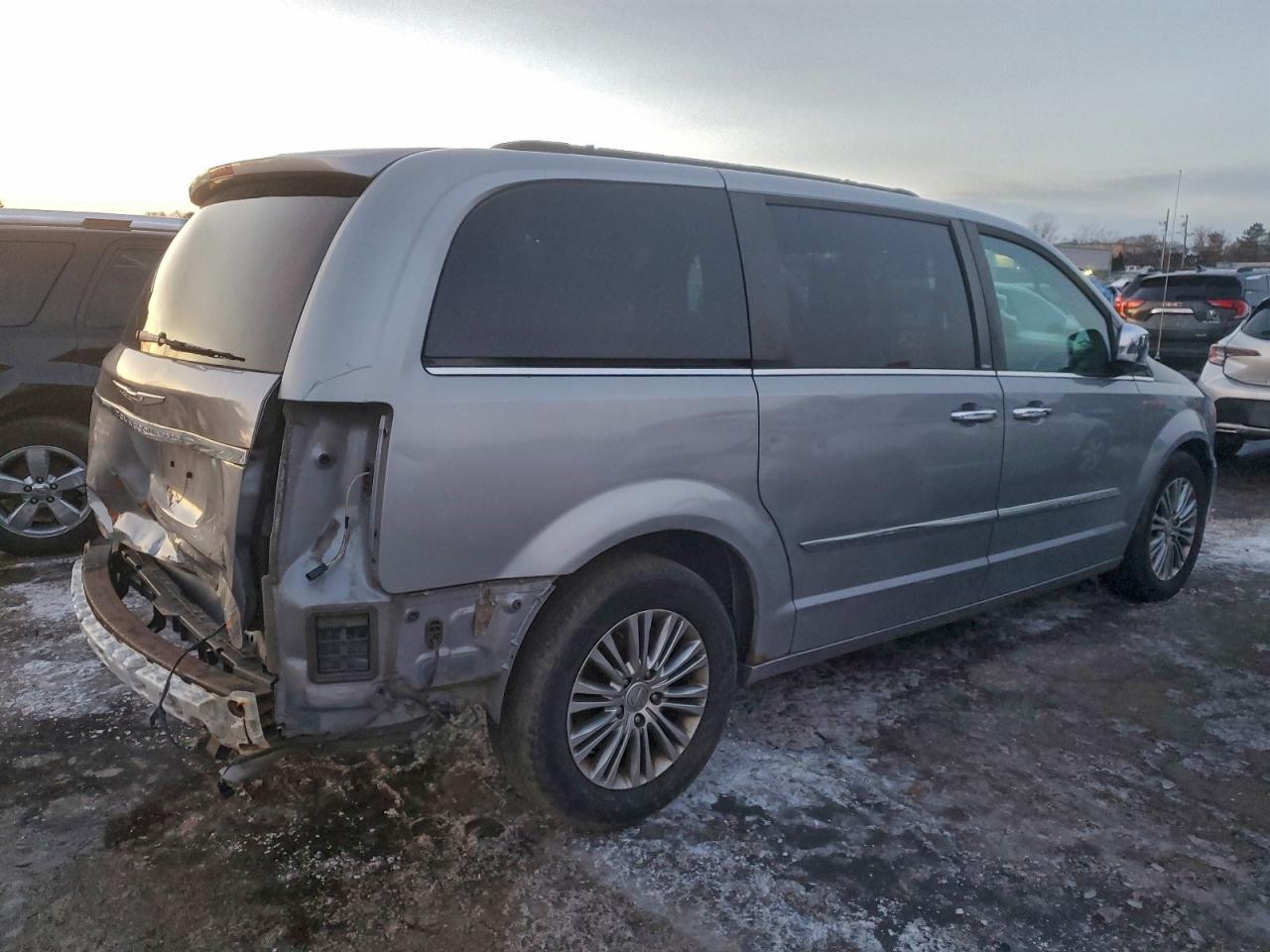 2013 CHRYSLER TOWN & COUNTRY TOURING L photo 3