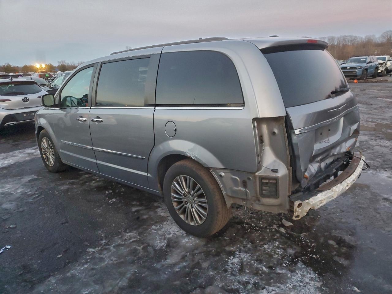 2013 CHRYSLER TOWN & COUNTRY TOURING L photo 2