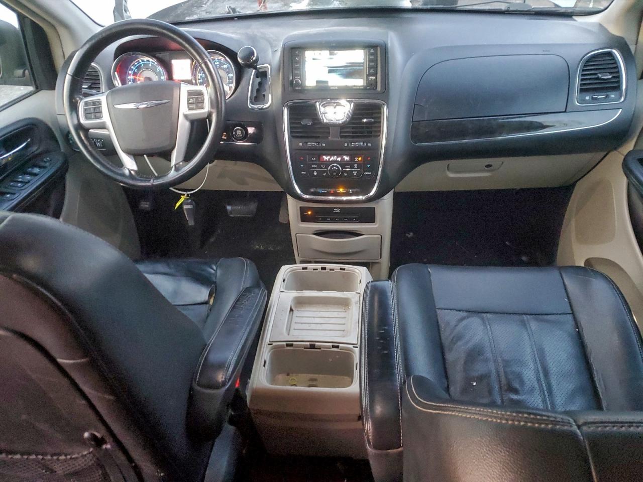 2013 CHRYSLER TOWN & COUNTRY TOURING L photo 8