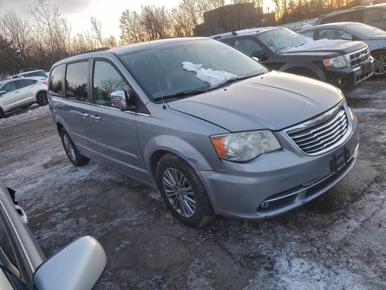 2013 CHRYSLER TOWN & COUNTRY TOURING L photo 4