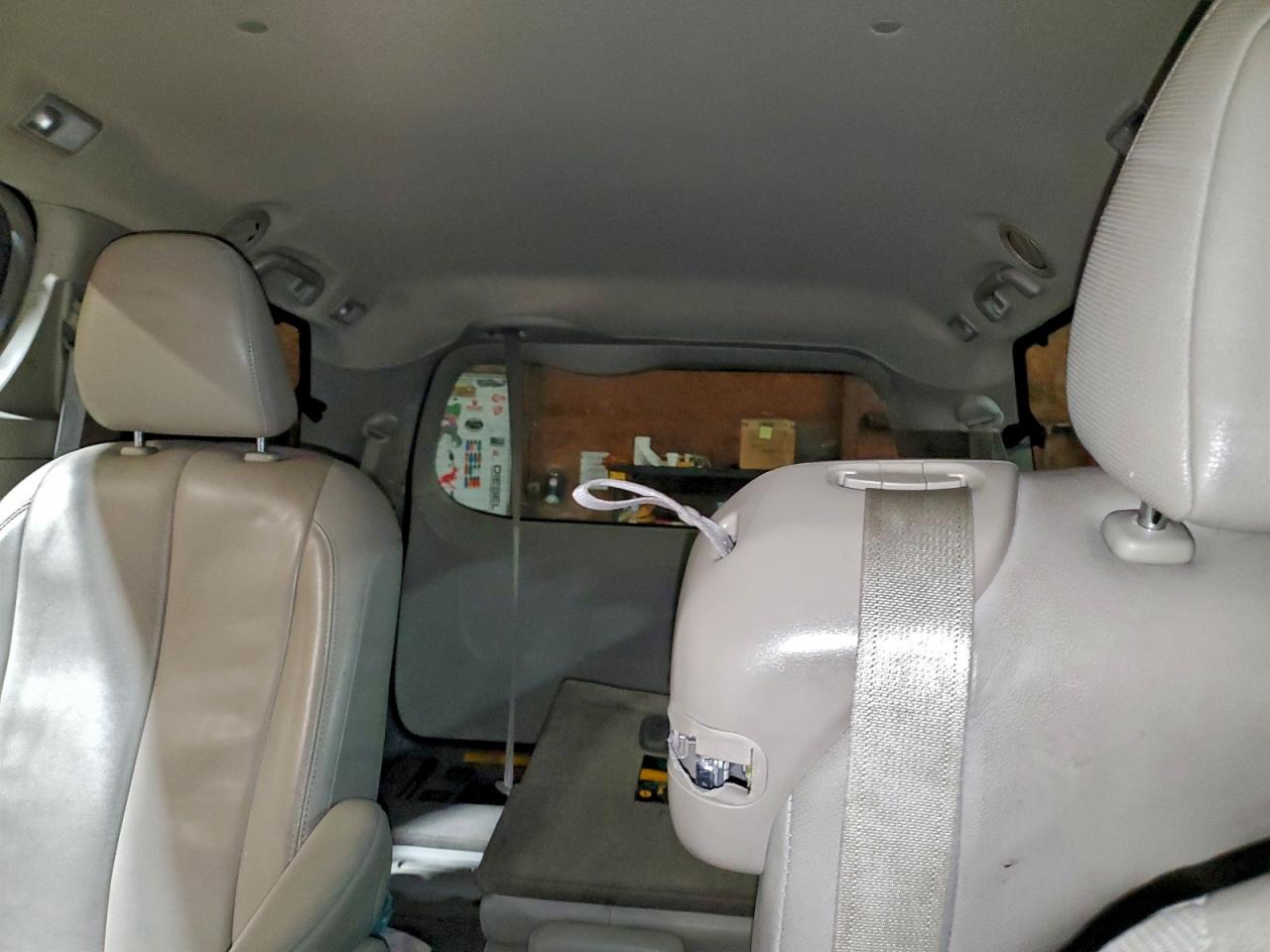 2013 TOYOTA SIENNA XLE photo 19
