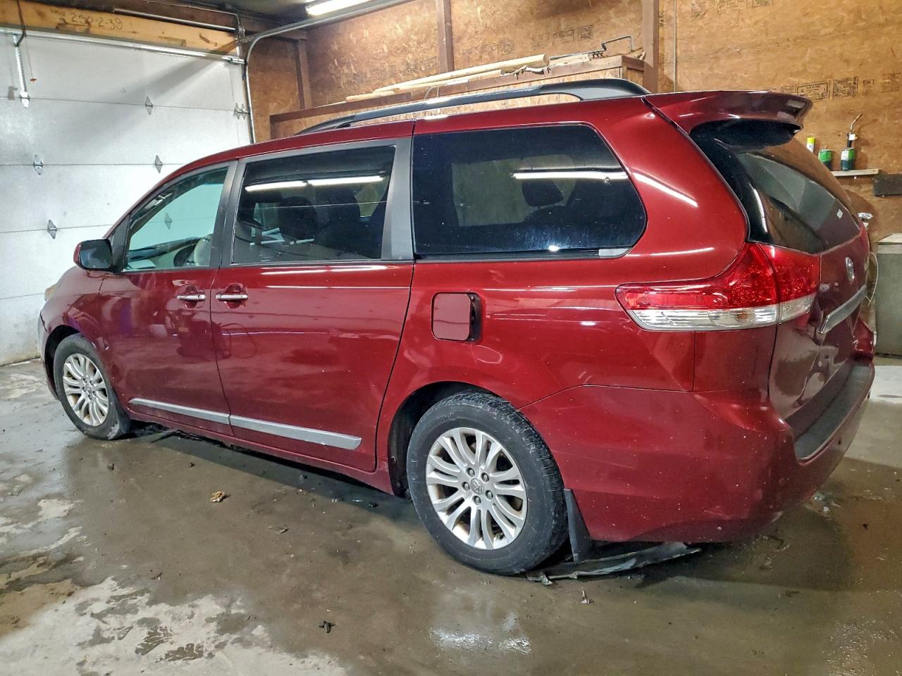 2013 TOYOTA SIENNA XLE photo 3