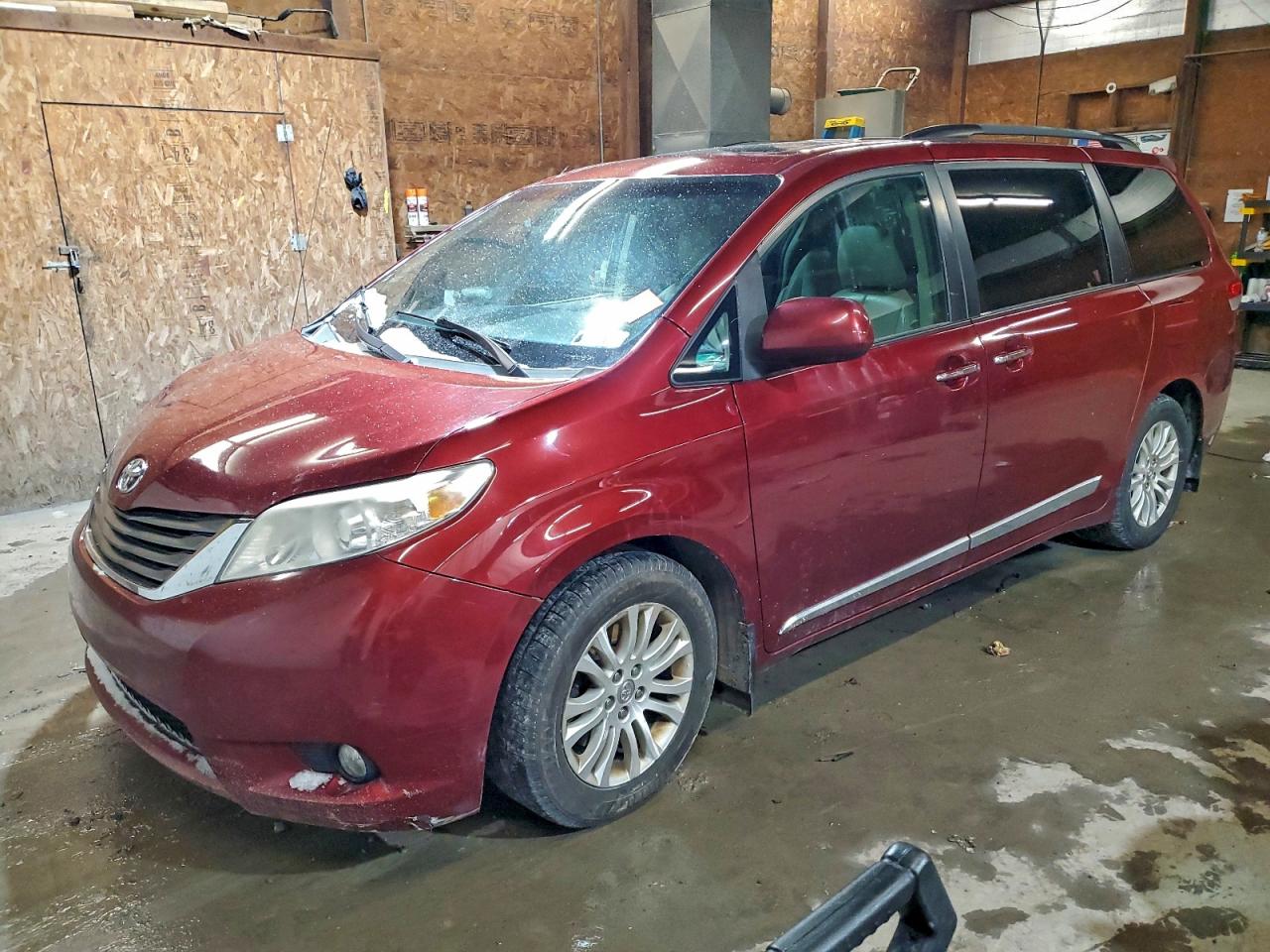2013 TOYOTA SIENNA