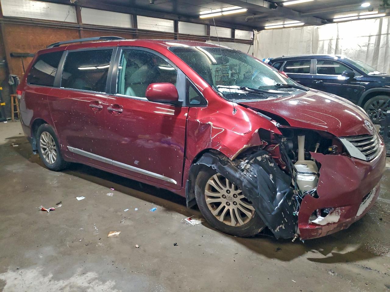 2013 TOYOTA SIENNA XLE photo 7