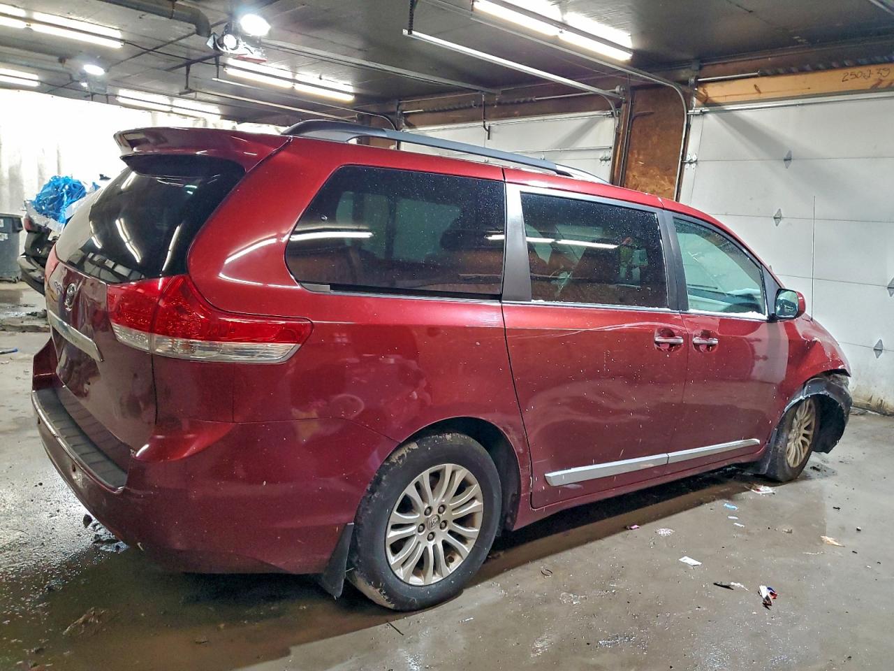 2013 TOYOTA SIENNA XLE photo 5