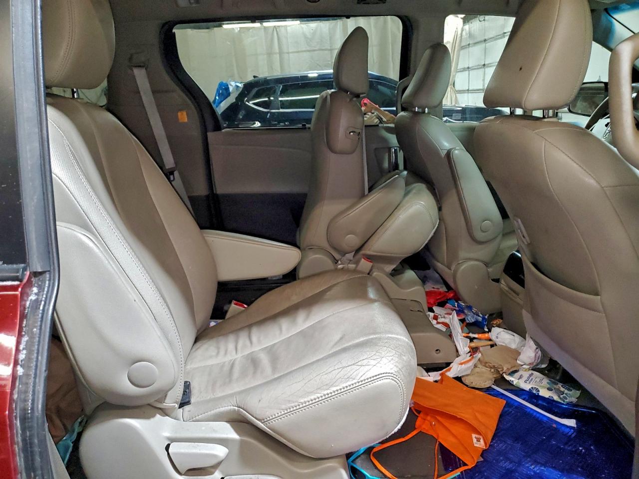 2013 TOYOTA SIENNA XLE photo 21