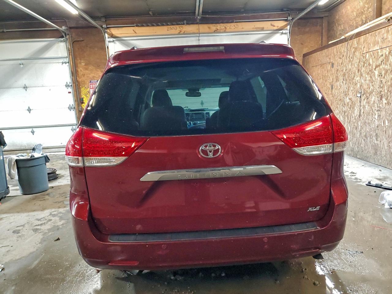 2013 TOYOTA SIENNA XLE photo 11