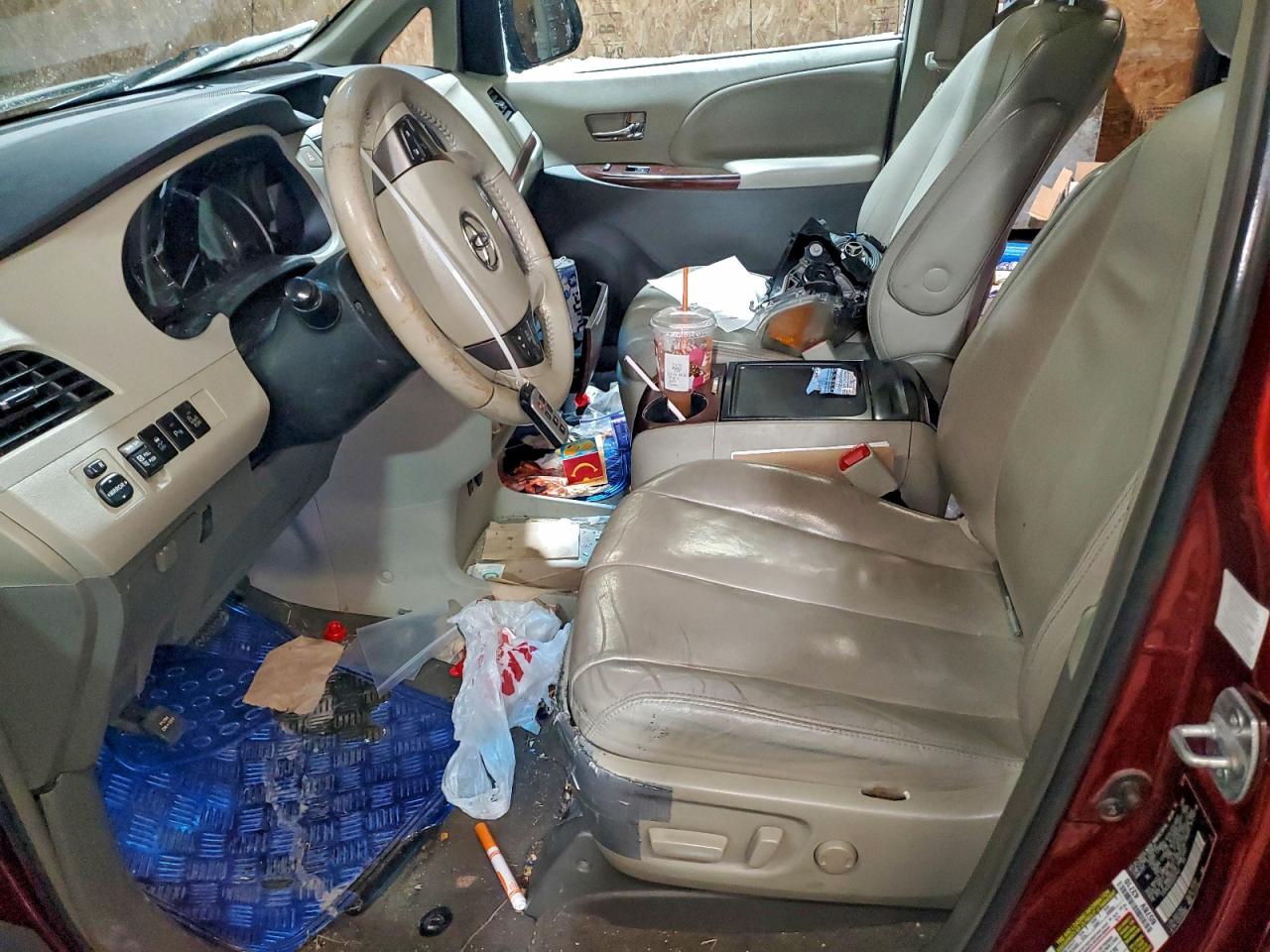 2013 TOYOTA SIENNA XLE photo 13