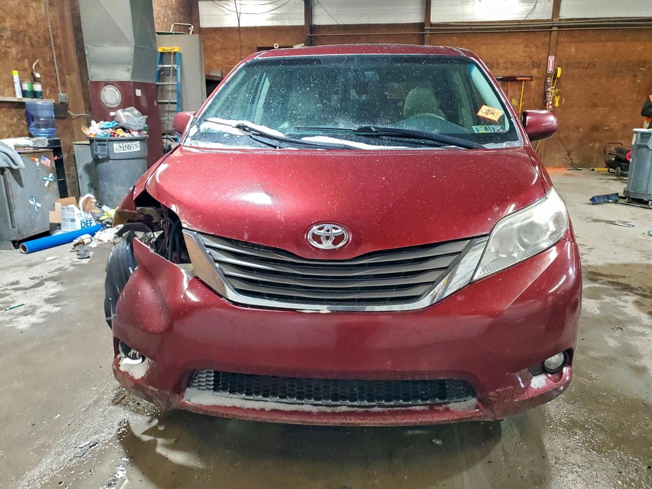 2013 TOYOTA SIENNA XLE photo 9