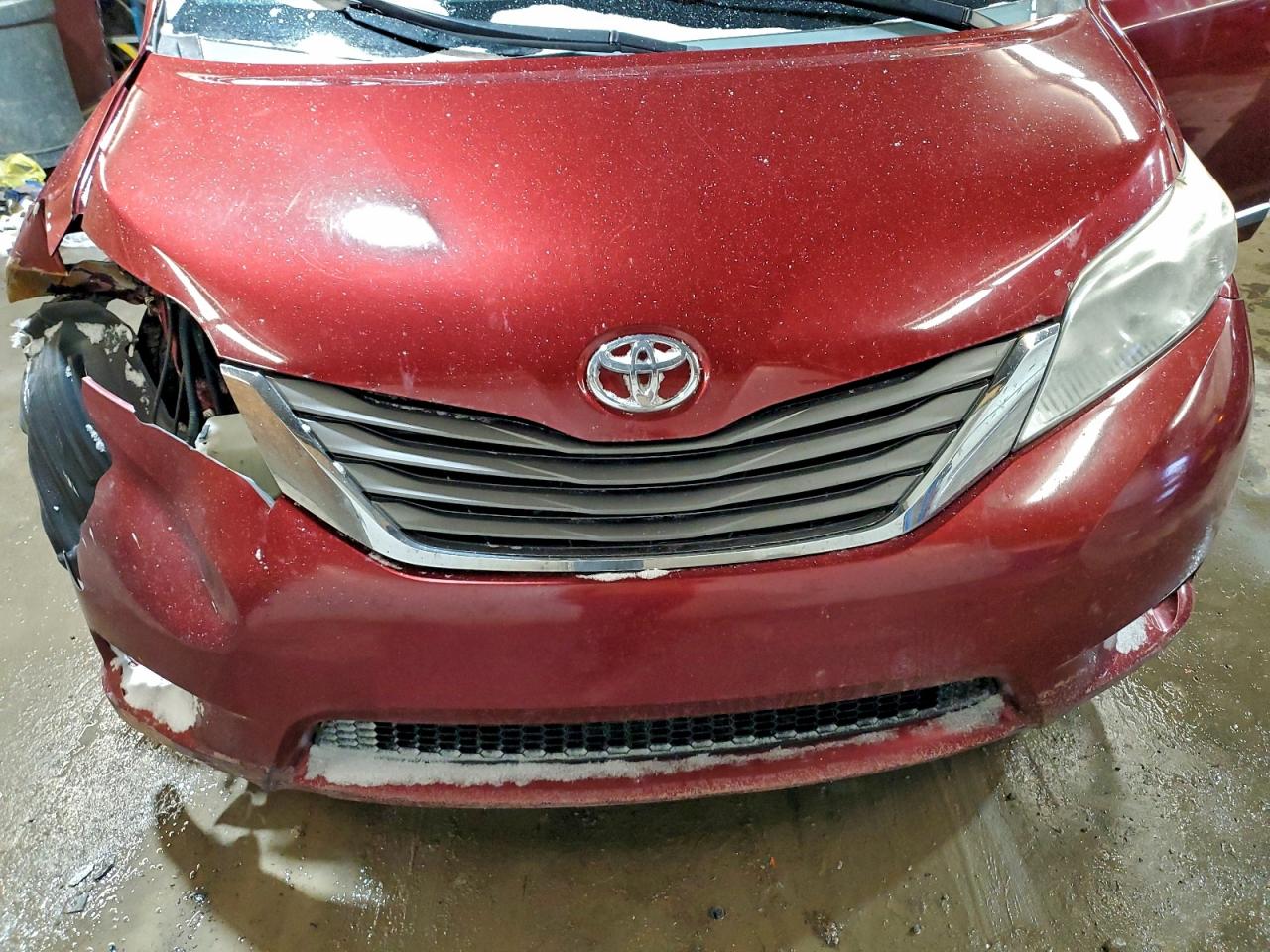 2013 TOYOTA SIENNA XLE photo 23