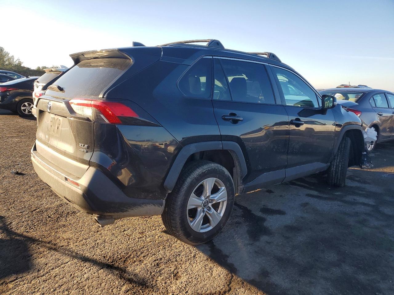 2021 TOYOTA RAV4 XLE photo 3