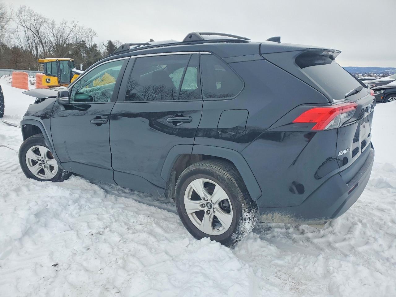2021 TOYOTA RAV4 XLE photo 2