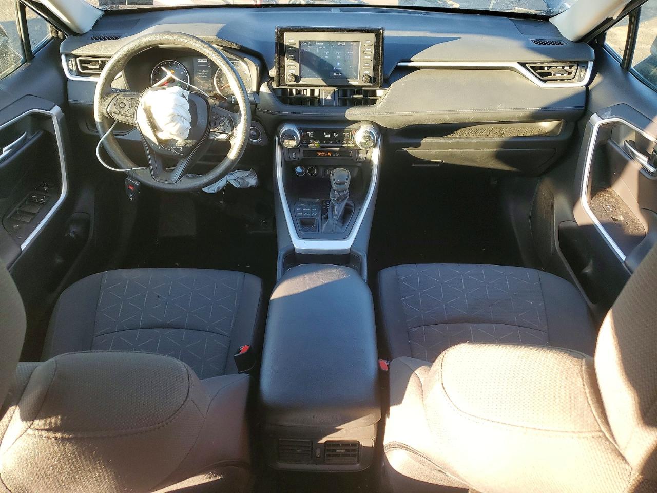 2021 TOYOTA RAV4 XLE photo 8