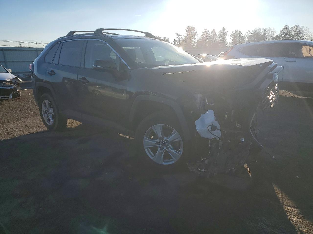 2021 TOYOTA RAV4 XLE photo 4