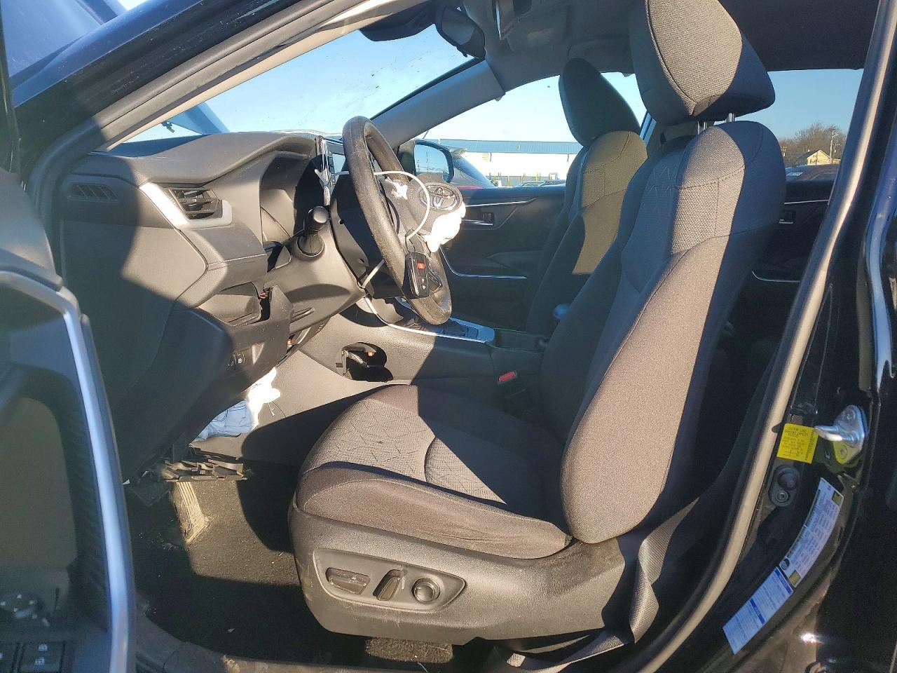 2021 TOYOTA RAV4 XLE photo 7
