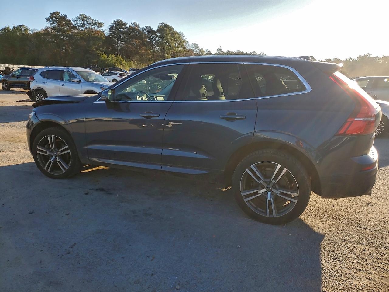 2021 VOLVO XC60 T6 MOMENTUM photo 2