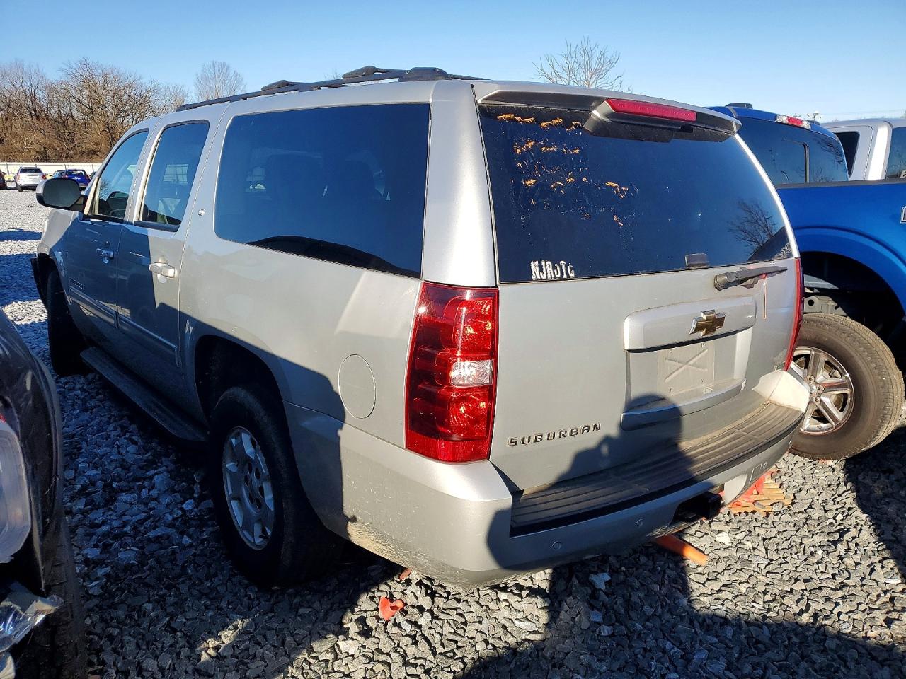 2011 CHEVROLET SUBURBAN K1500 LT photo 2
