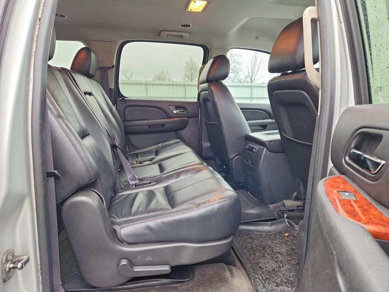 2011 CHEVROLET SUBURBAN K1500 LT photo 11