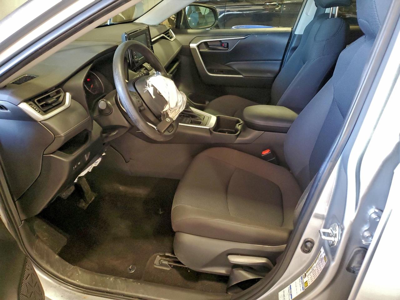 2022 TOYOTA RAV4 LE photo 13
