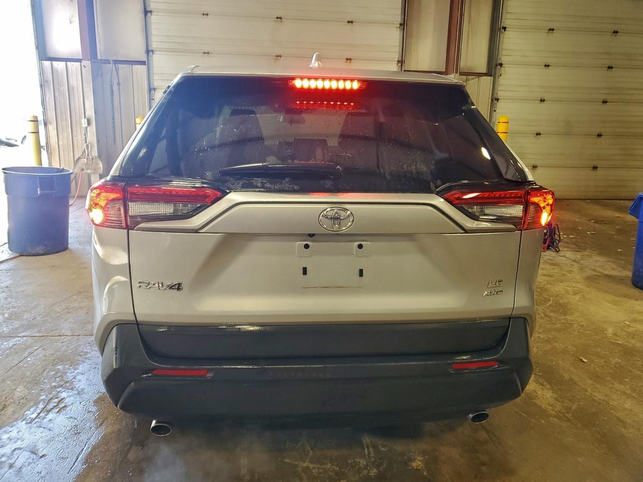 2022 TOYOTA RAV4 LE photo 11