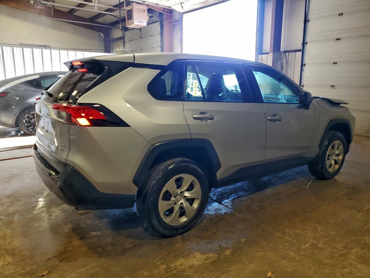 2022 TOYOTA RAV4 LE photo 5