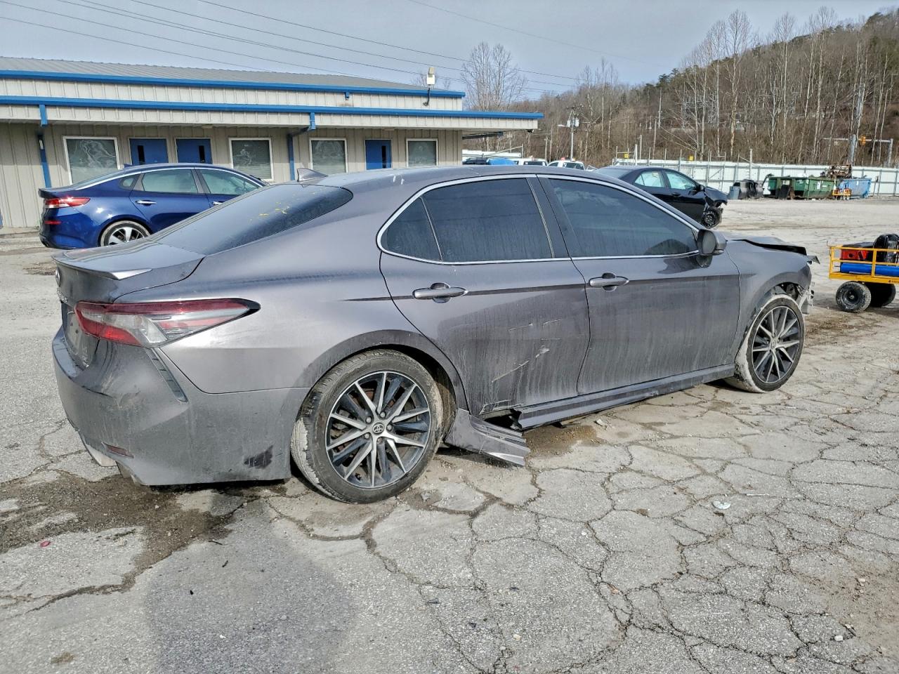 2021 TOYOTA CAMRY SE photo 3