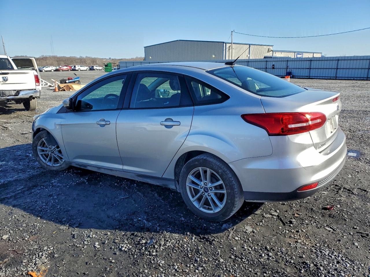 2017 FORD FOCUS SE photo 2