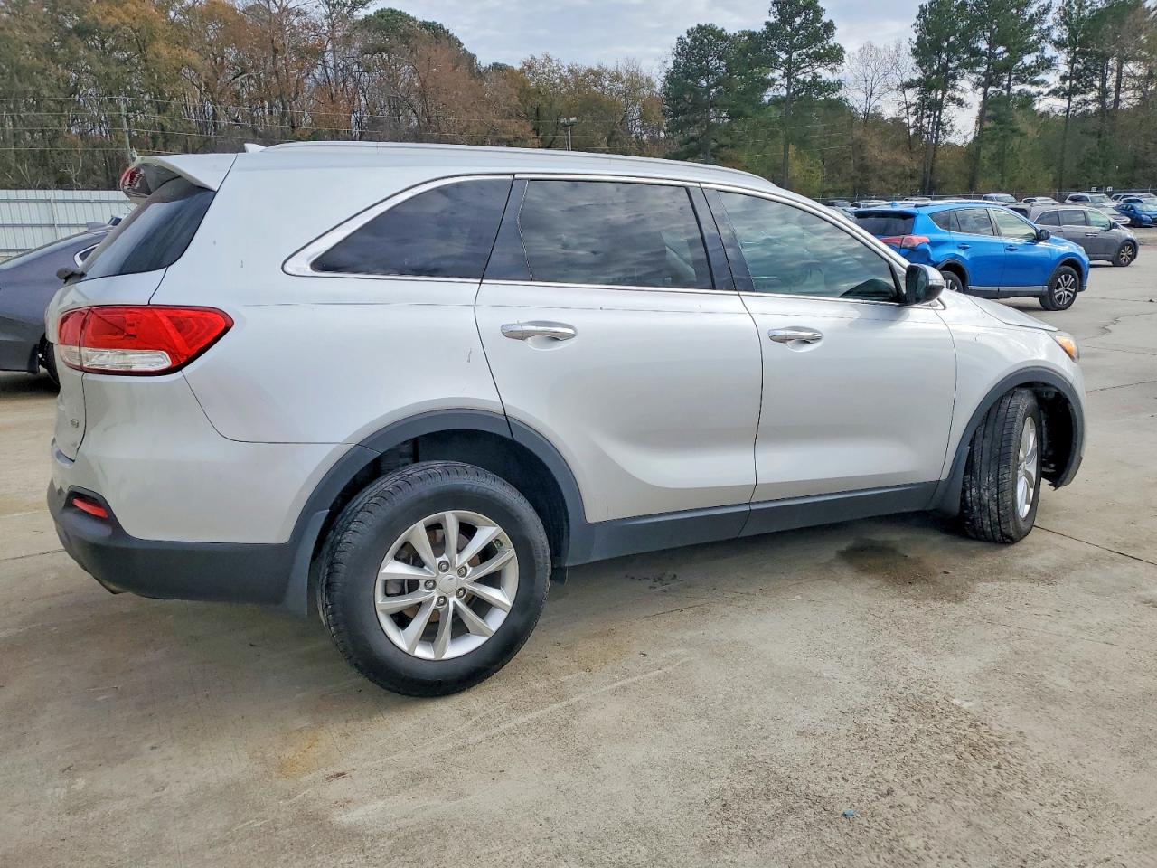 2017 KIA SORENTO LX photo 3