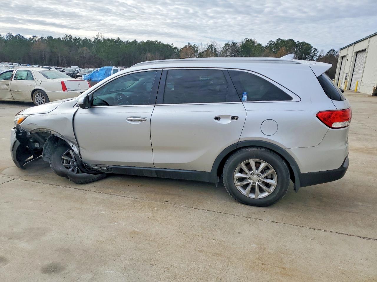 2017 KIA SORENTO LX photo 2