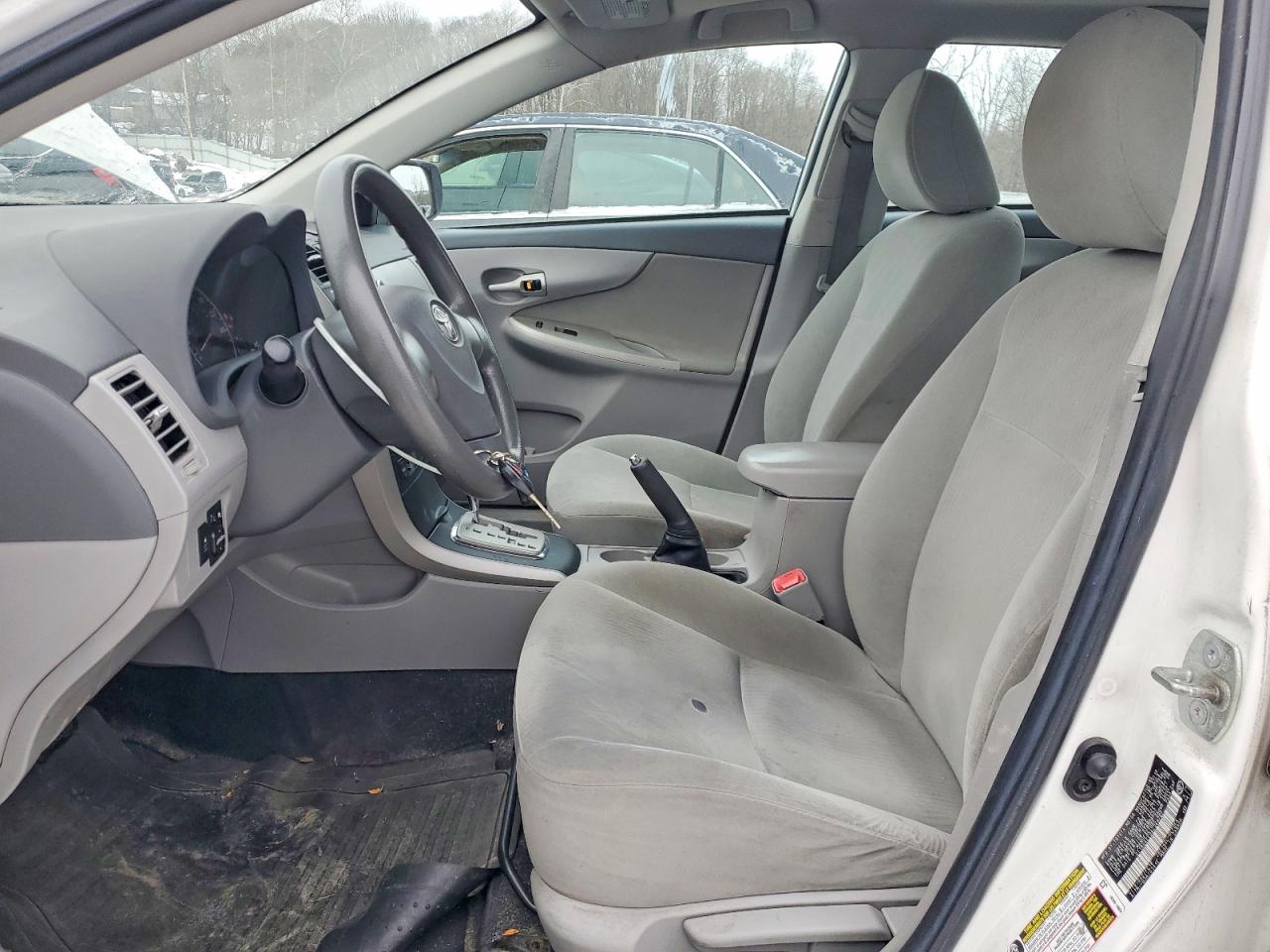 2010 TOYOTA COROLLA photo 25