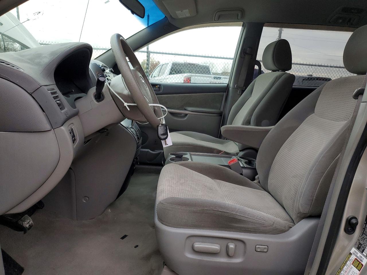 2007 TOYOTA SIENNA CE photo 13