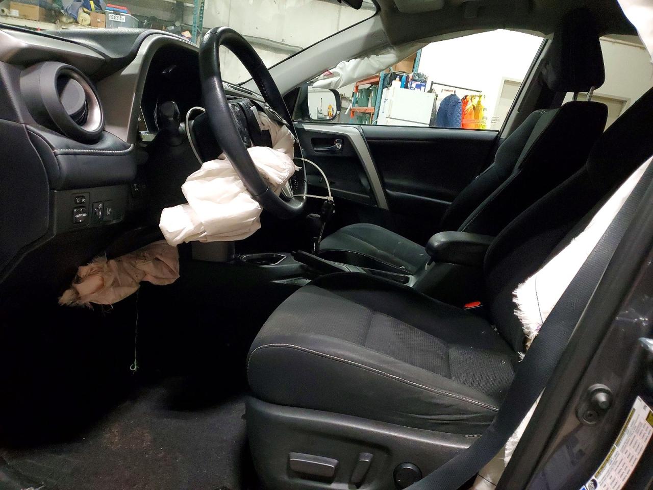 2017 TOYOTA RAV4 XLE photo 7