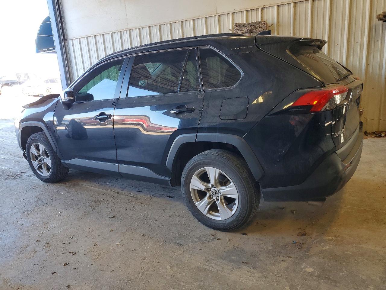 2019 TOYOTA RAV4 XLE photo 2