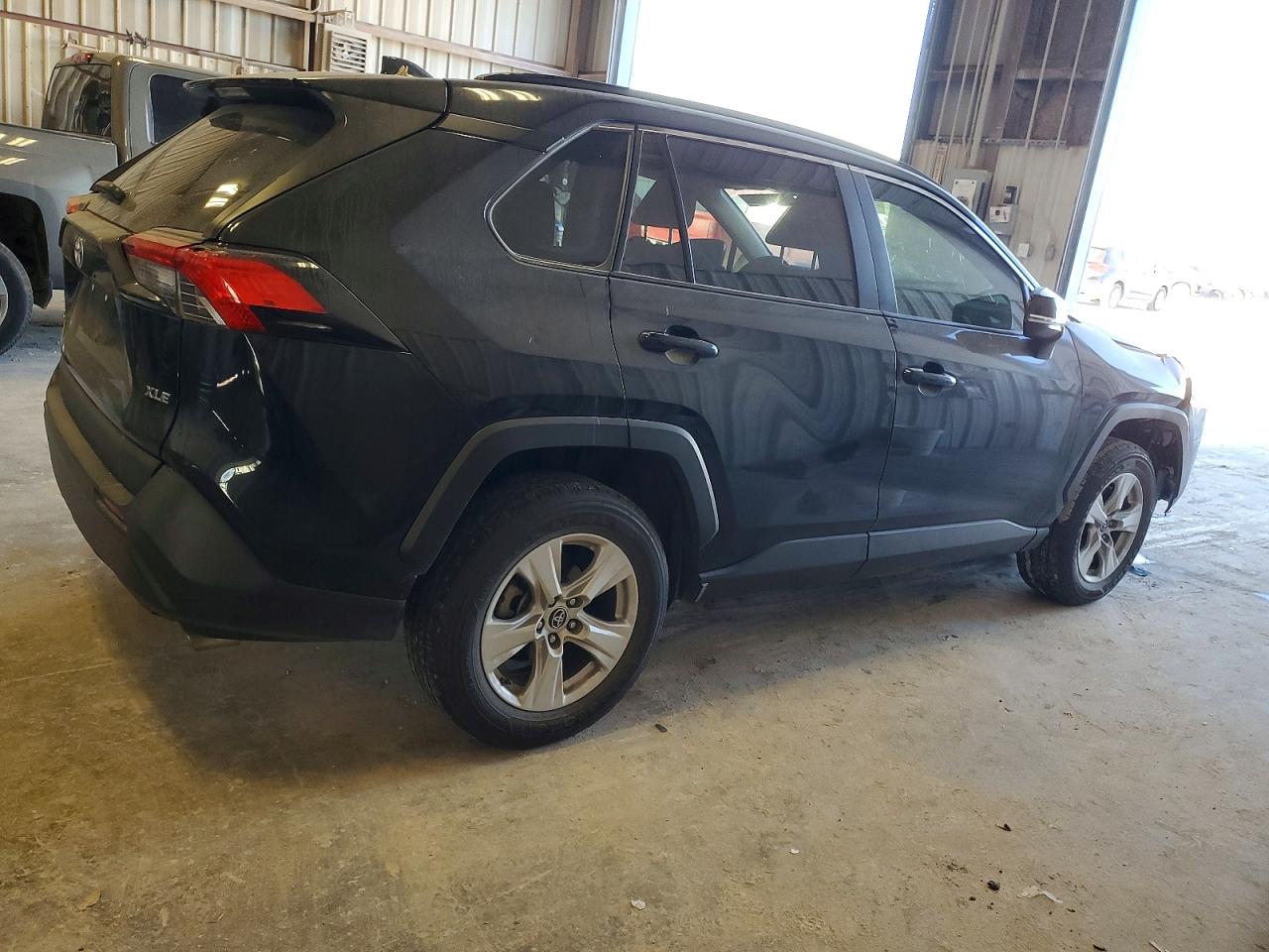 2019 TOYOTA RAV4 XLE photo 3