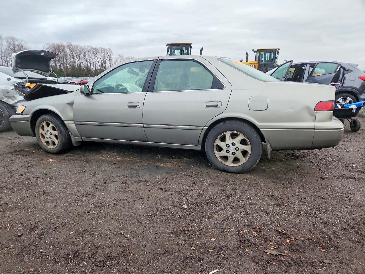 1999 TOYOTA CAMRY LE photo 2