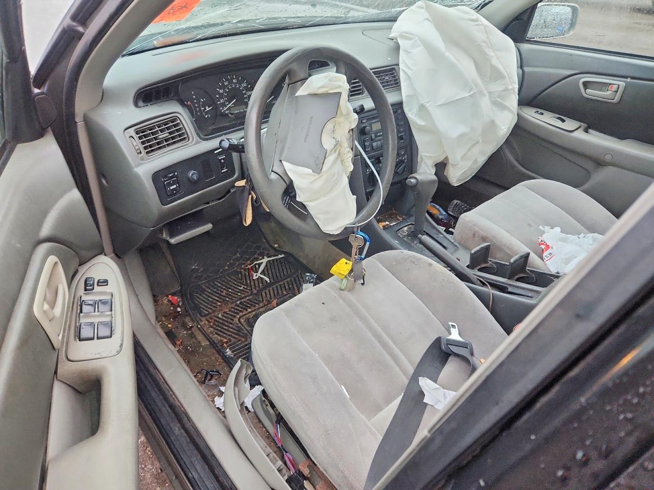 1999 TOYOTA CAMRY LE photo 8
