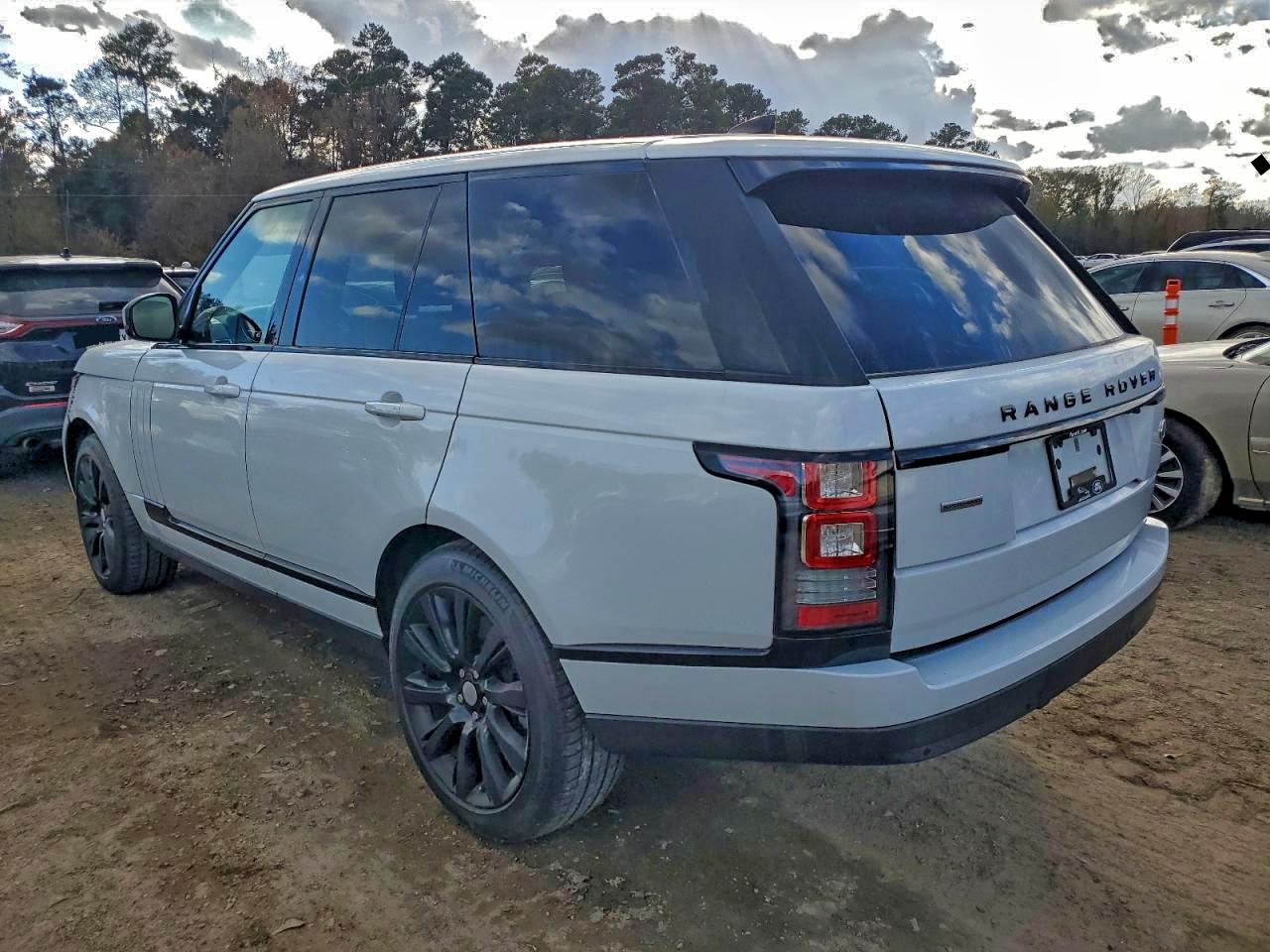 2017 LAND ROVER RANGE ROVER SUPERCHARGED photo 3