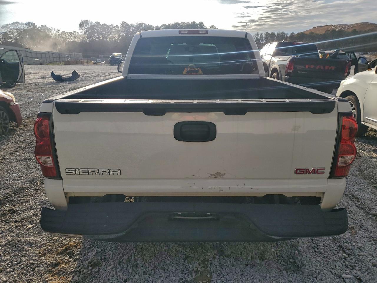 2004 GMC NEW SIERRA C1500 photo 11