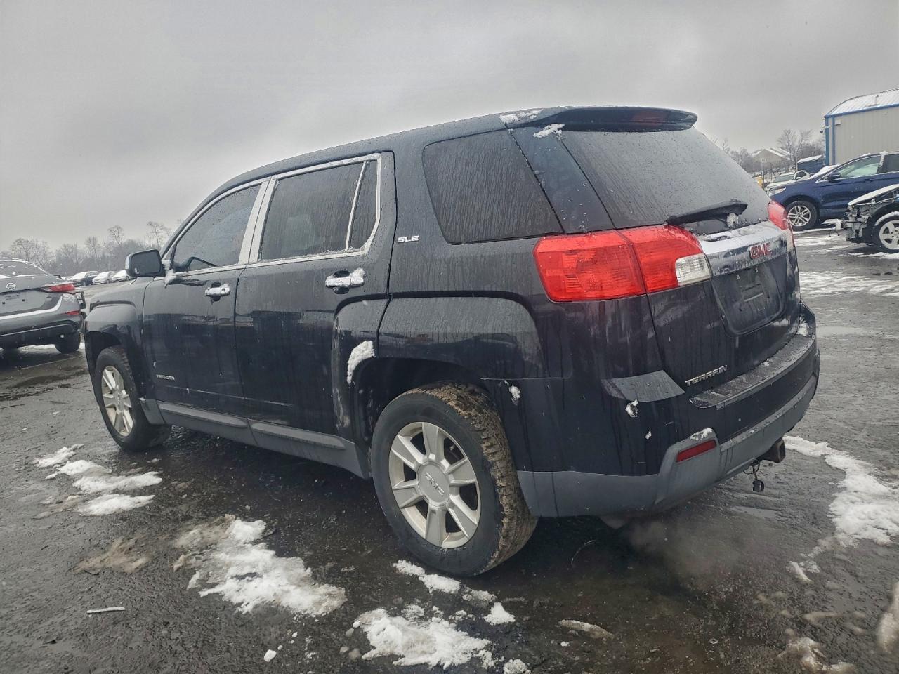2011 GMC TERRAIN SLE photo 2