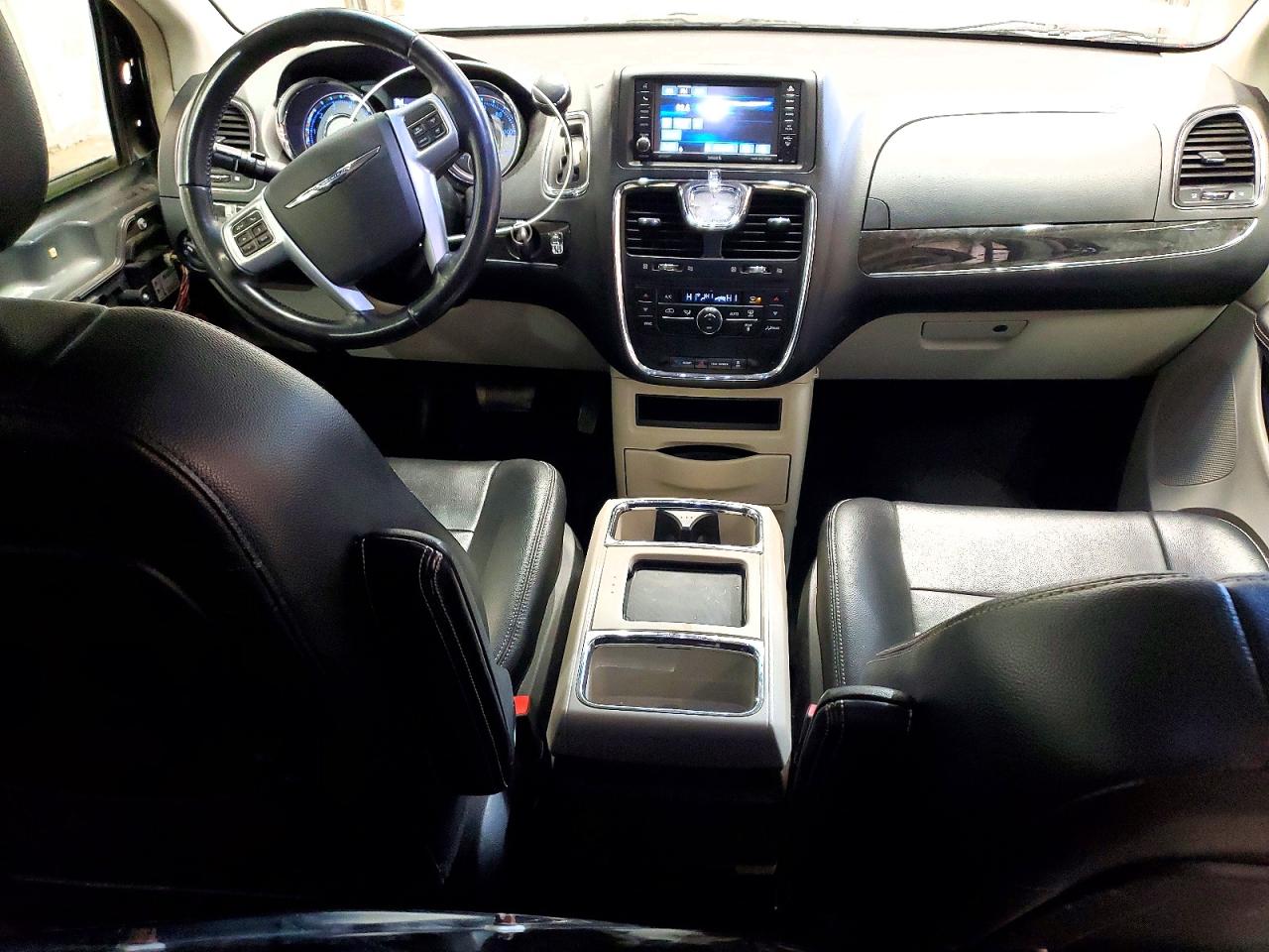 2013 CHRYSLER TOWN & COUNTRY TOURING photo 8