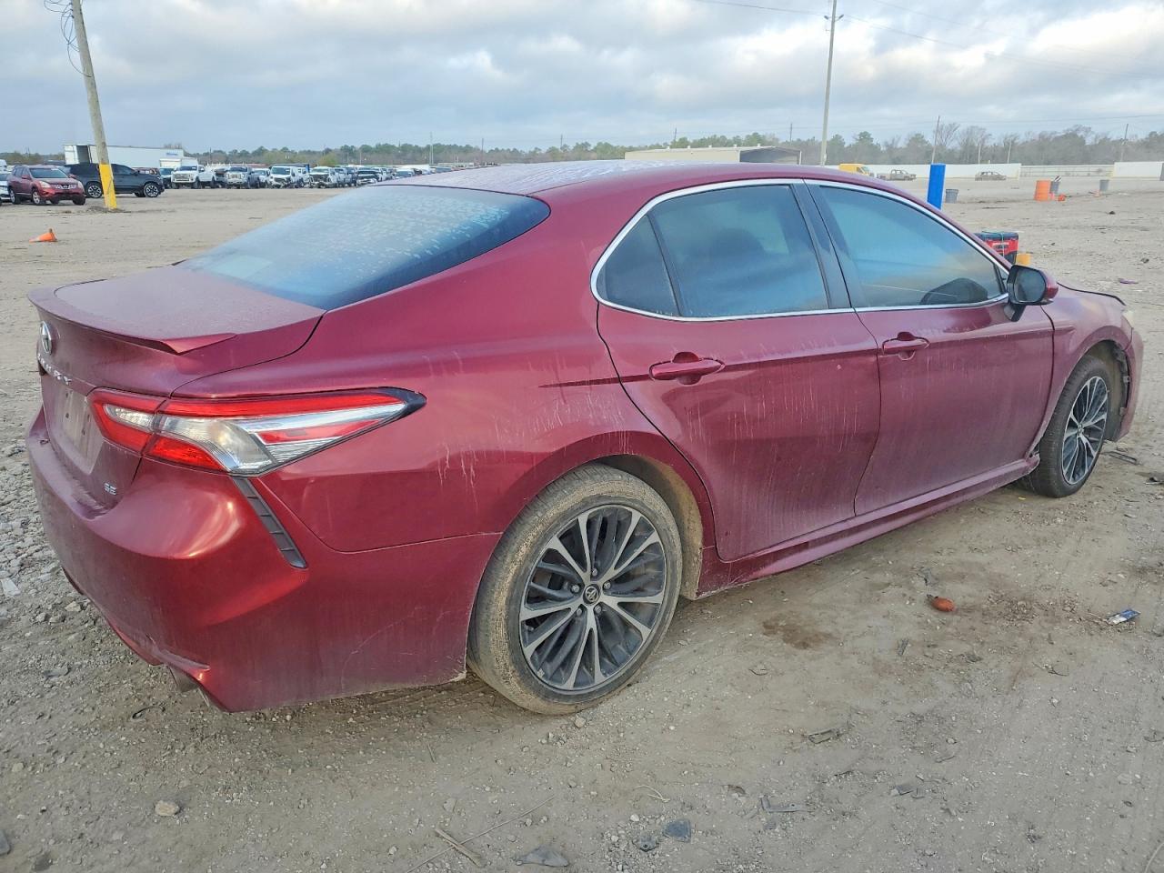 2018 TOYOTA CAMRY L photo 3