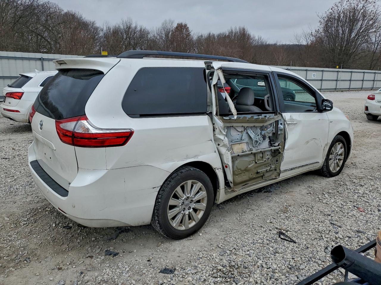 2016 TOYOTA SIENNA XLE photo 7