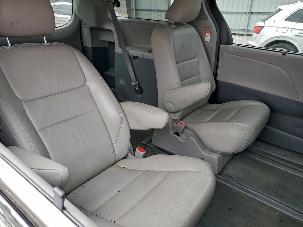 2016 TOYOTA SIENNA XLE photo 31